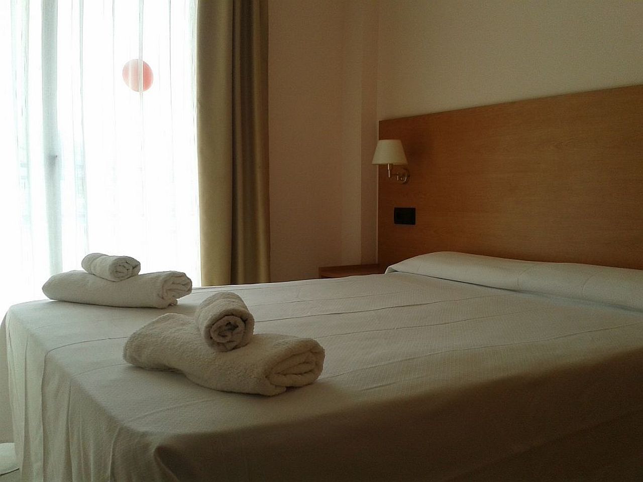 Bay Hotel Roses Buitenkant foto
